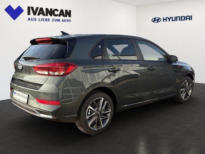 Neu Hyundai i30 Advantage 101 PS (74 kW) 2025 Cypress green Limousine