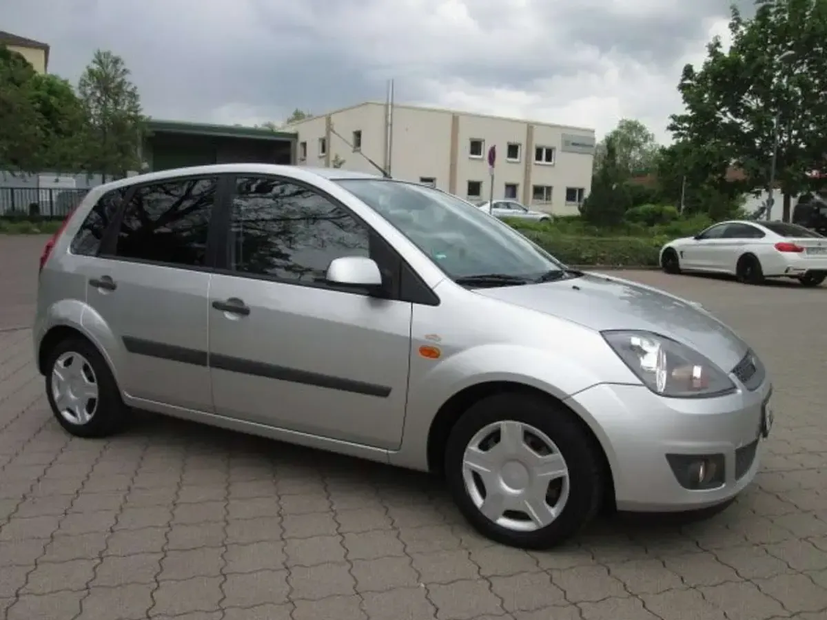 Gebraucht Ford Fiesta Ambiente 69 PS (50 kW) 2006 Silber Kleinwagen