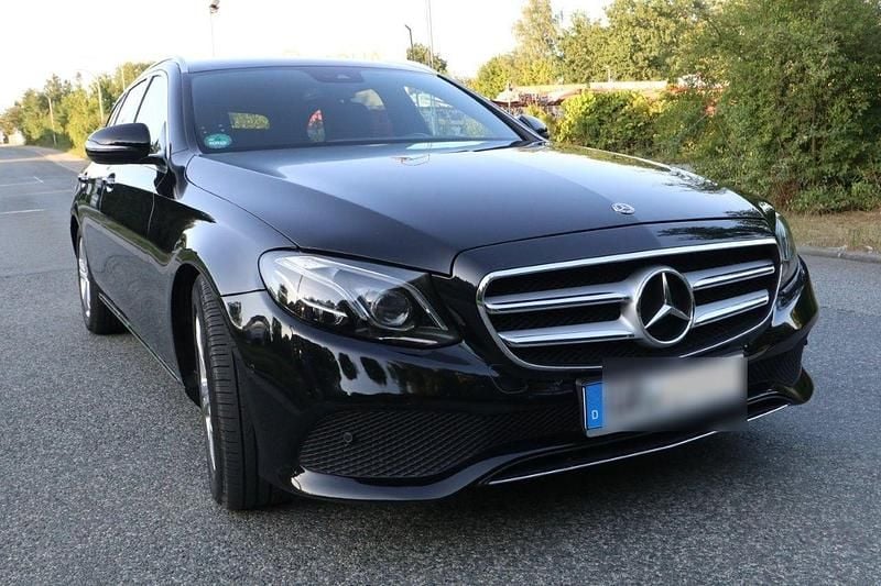 Schwarz Gebraucht 2017 Mercedes 200 Kombi | 22.500 € (Superpreis) - Bild 1/4
