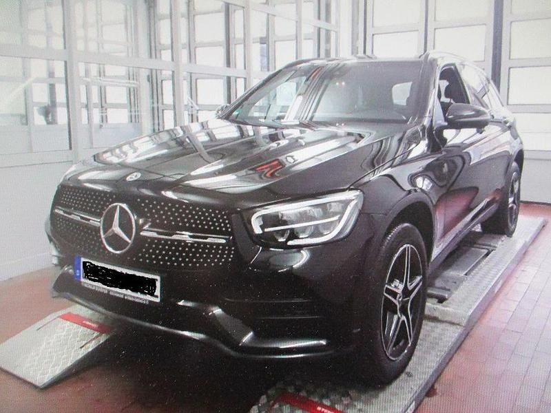 Schwarz Gebraucht 2021 Mercedes GLC300e AMG SUV | 28.999 € (Teuer) - Bild 1/4