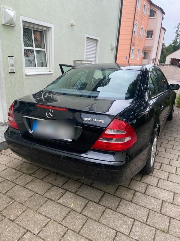 Schwarz Gebraucht 2004 Mercedes E220 Limousine | 7.350 € - Bild 1/4