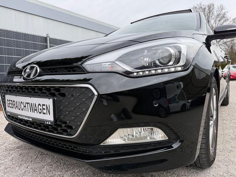 Gebraucht Hyundai i20 Style 90 PS (66 kW) 2016 Schwarz Limousine