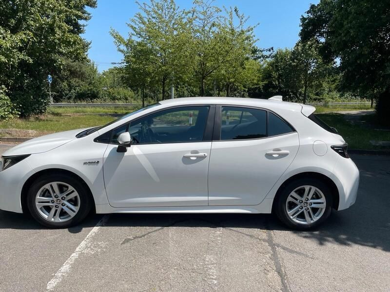 Weiß Gebraucht 2020 Toyota Corolla Hybrid Limousine | 19.500 € (Fairer Preis) - Bild 1/4