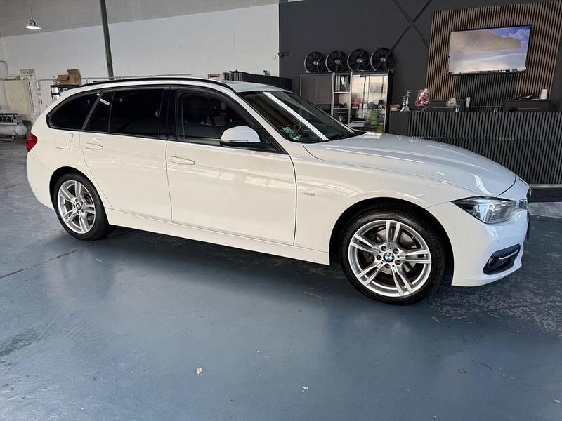 Weiß Gebraucht 2017 BMW 320 Sport Line Kombi | 10.999 € (Guter Preis) - Bild 1/4