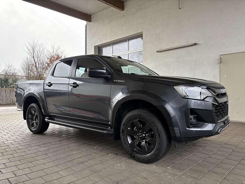 Gebraucht Isuzu D-Max 163 PS (119 kW) 2025 Obsidian gray Pickup