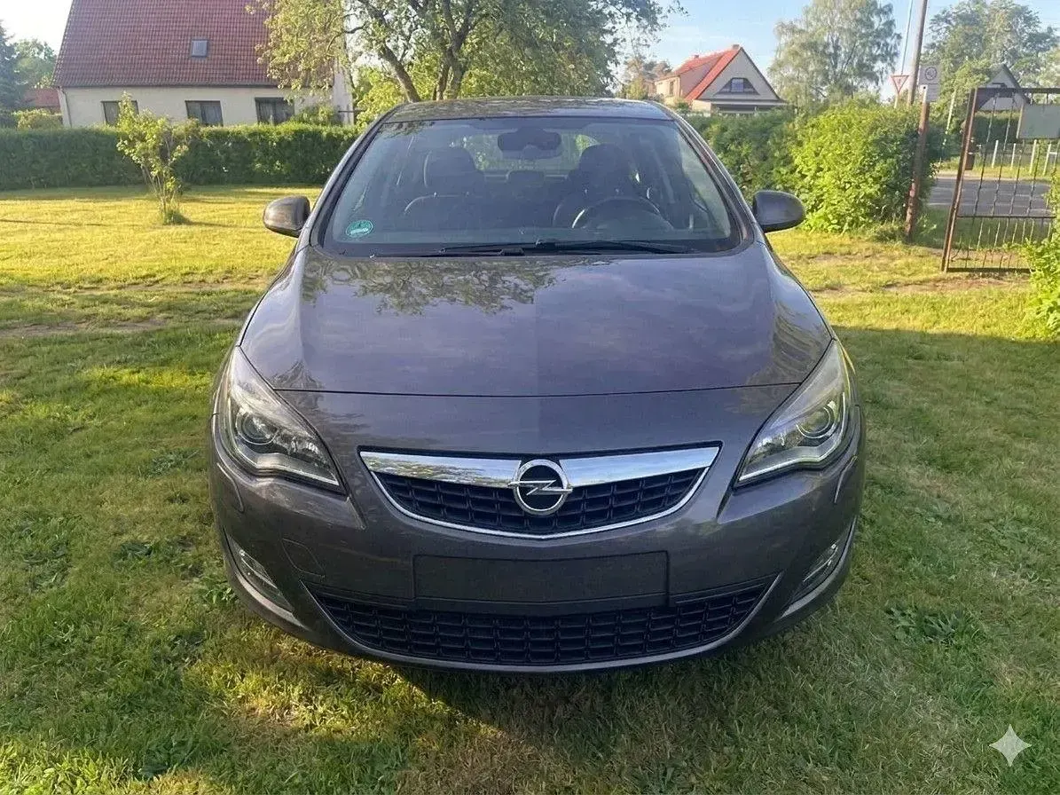Gebraucht Opel Astra Edition 116 PS (85 kW) 2011 Grau Limousine