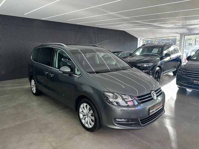 Grau Gebraucht 2018 VW Sharan Highline Van / Kleinbus | 18.950 € (Guter Preis) - Bild 1/4