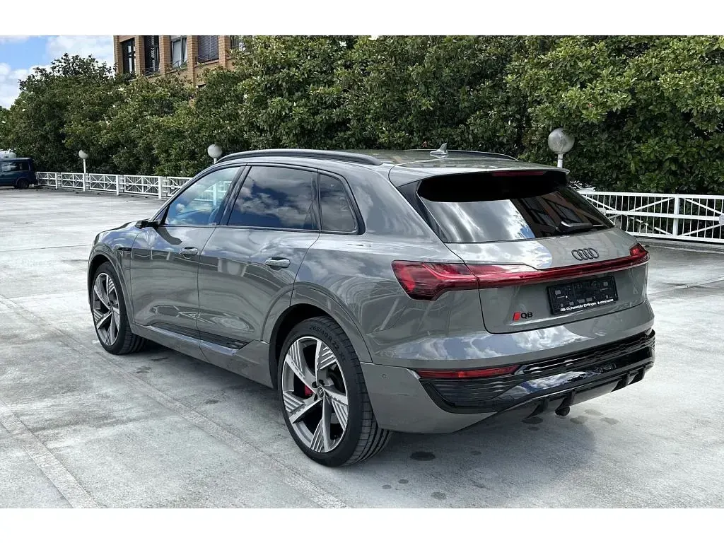 Gebraucht Audi Q8 e-tron 250 kW (340 PS) 2024 Chronosgrau metallic (metallic) SUV