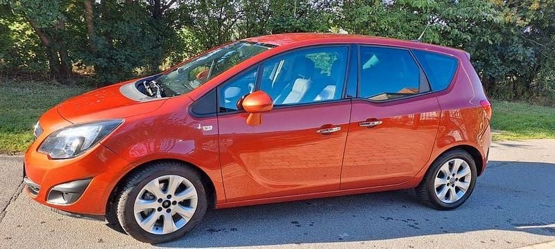 Rot Gebraucht 2012 Opel Meriva Color Edition Van / Kleinbus | 6.800 € (Guter Preis) - Bild 1/4