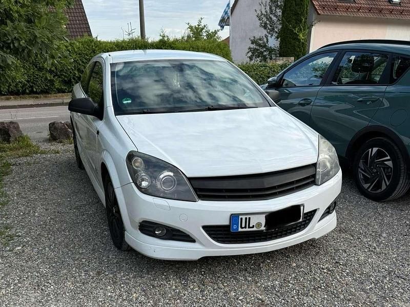 Weiß Gebraucht 2009 Opel Astra GTC OPC Coupé | 2.800 € (Fairer Preis) - Bild 1/4