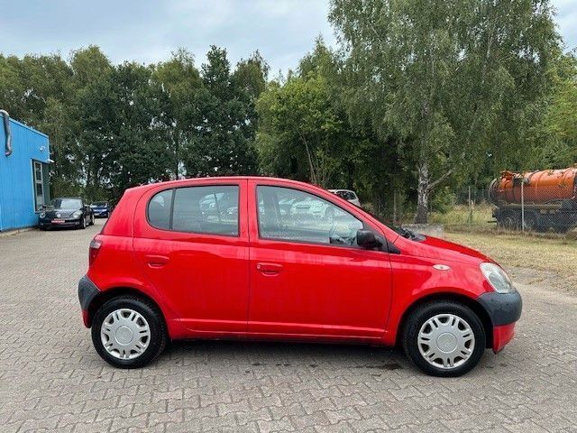 Rot Gebraucht 2002 Toyota Yaris Limousine | 1.590 € (Fairer Preis) - Bild 1/4