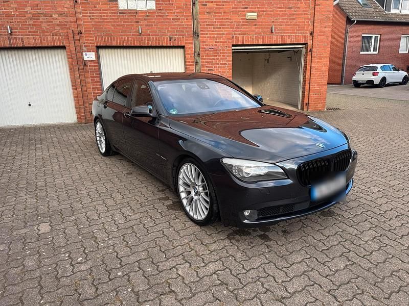 Grau Gebraucht 2011 BMW 740 M Sport Limousine | 13.555 € (Superpreis) - Bild 1/4