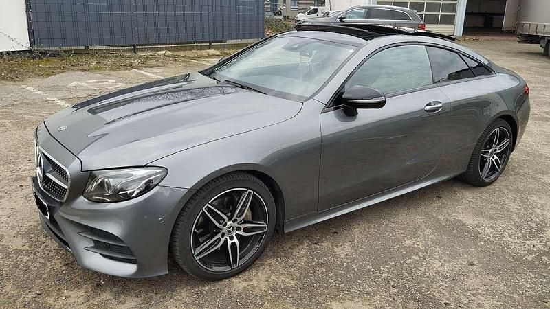 Grau Gebraucht 2020 Mercedes E200 AMG line Coupé | 41.499 € (Teuer) - Bild 1/4