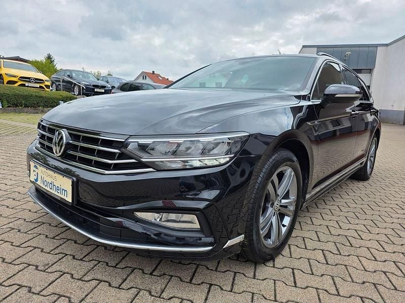 Schwarz Gebraucht 2020 VW Passat R-line Kombi | 21.990 € (Superpreis) - Bild 1/4
