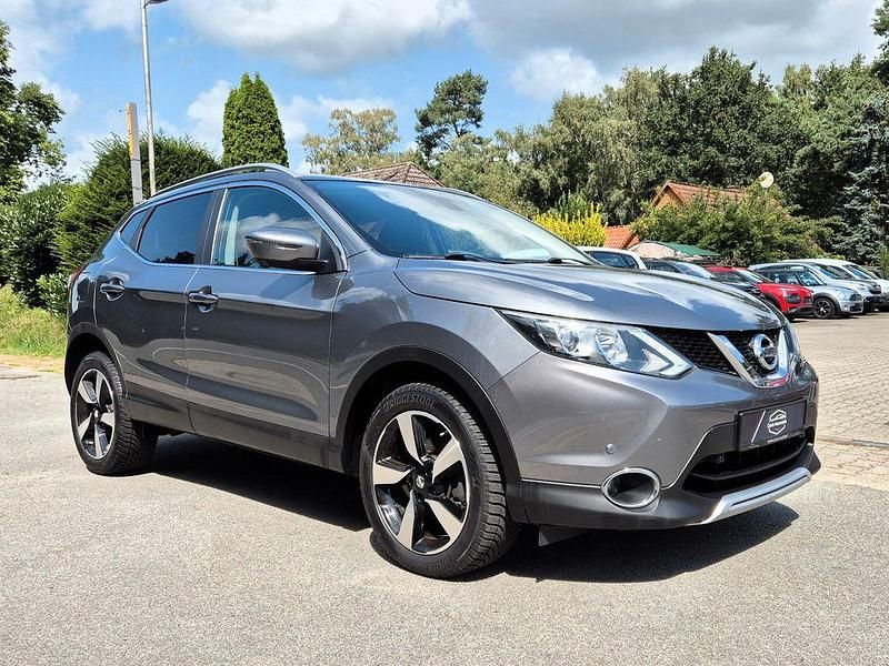 Grau Gebraucht 2015 Nissan Qashqai 360º SUV | 11.990 € (Fairer Preis) - Bild 1/4