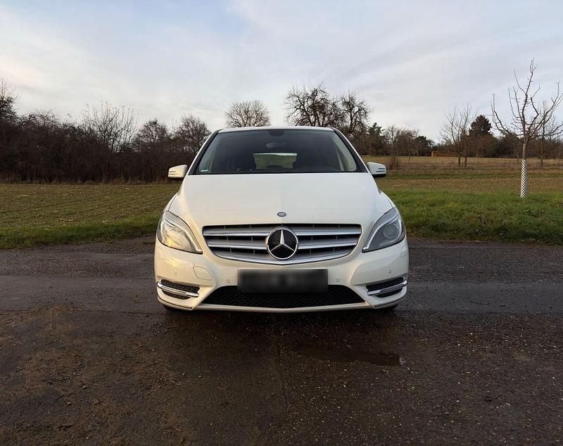 Gebraucht Mercedes B180 122 PS (89 kW) 2014 Weiß Van / Kleinbus
