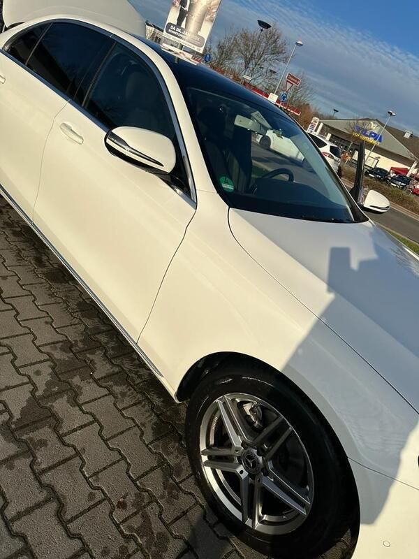 Weiß Gebraucht 2018 Mercedes E220 Limousine | 27.800 € (Guter Preis) - Bild 1/4