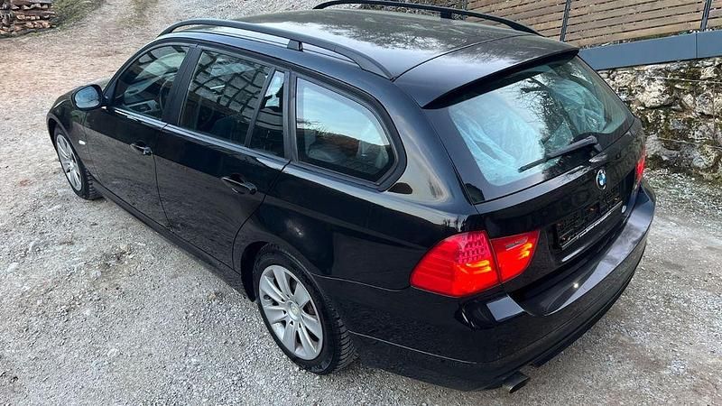 Gebraucht BMW 318 Basis 143 PS (105 kW) 2011 Schwarz Kombi