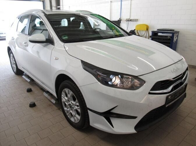 Weiß Gebraucht 2024 Kia Ceed Sportswagon Vision Kombi | 19.799 € (Guter Preis) - Bild 1/4