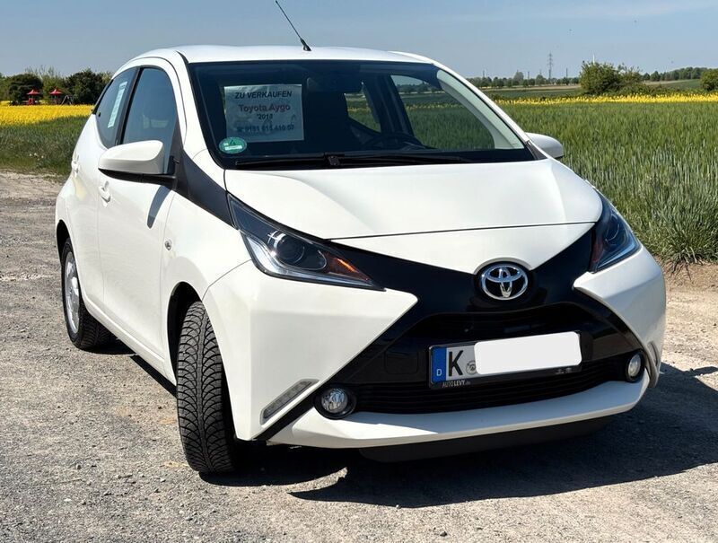 Weiß Gebraucht 2018 Toyota Aygo Team Kleinwagen | 7.300 € (Guter Preis) - Bild 1/4