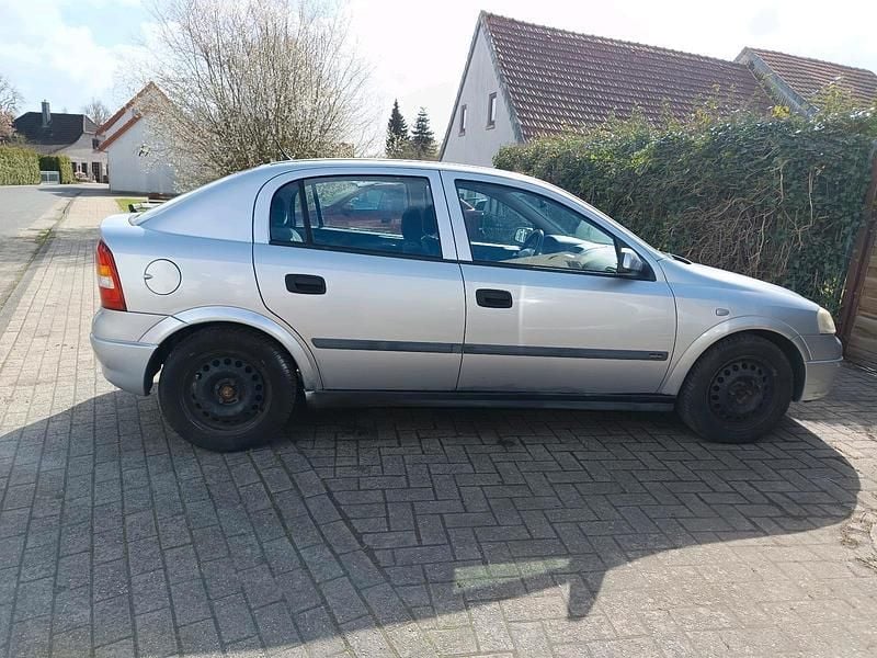 Gebraucht Opel Astra 101 PS (74 kW) 1998 Silber Limousine
