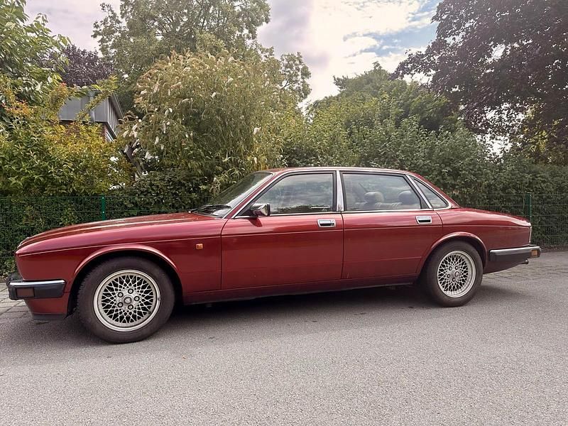 Rot Gebraucht 1993 Jaguar XJ40 Limousine | 12.500 € - Bild 1/4