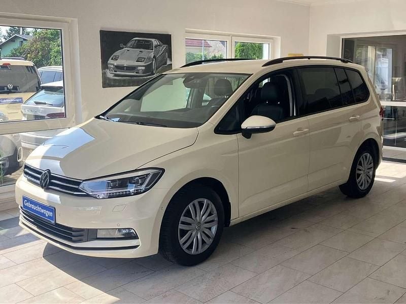 Hellelfenbein Gebraucht 2024 VW Touran Van / Kleinbus | 31.590 € (Fairer Preis) - Bild 1/4
