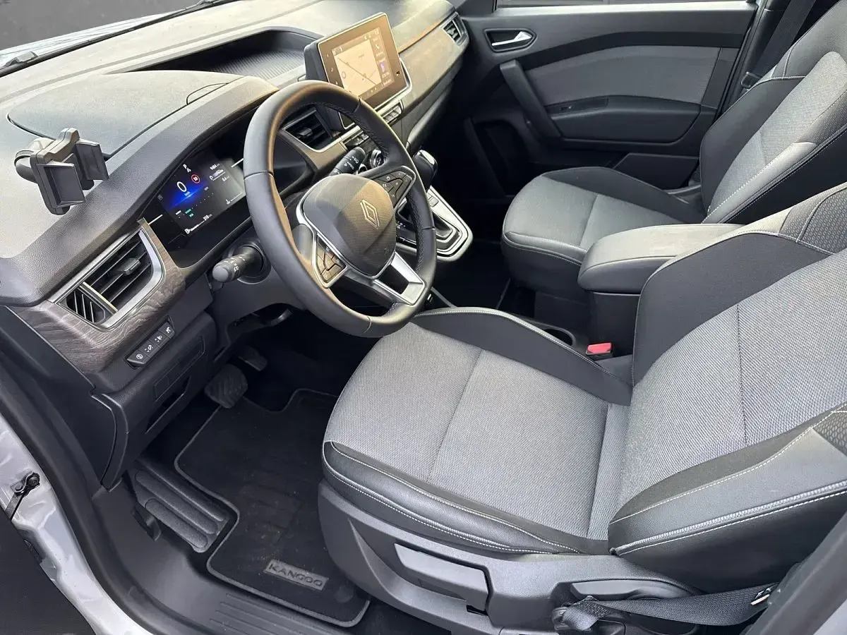 Gebraucht Renault Kangoo Techno 131 PS (96 kW) 2025 Grau (highlandgrau) Kombi