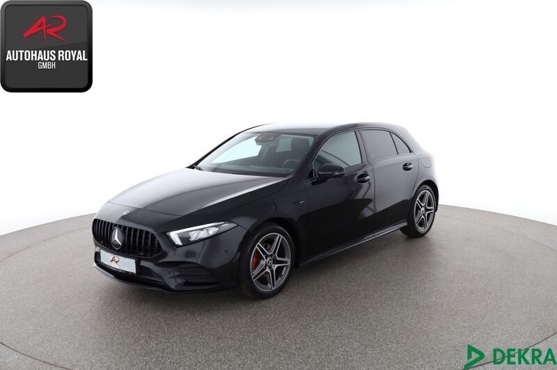 Schwarz (metallic) Gebraucht 2021 Mercedes A180 AMG Limousine | 24.780 € (Superpreis) - Bild 1/4