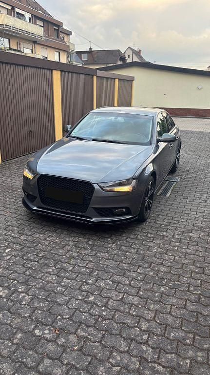 Grau Gebraucht 2012 Audi A4 Ambition Limousine | 10.499 € (Etwas zu teuer) - Bild 1/4
