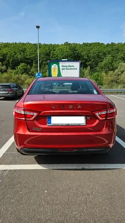Gebraucht Lada Vesta 106 PS (77 kW) 2015 Rot Limousine