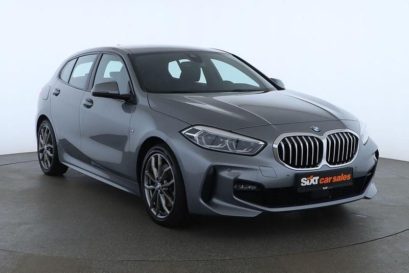 Grau Gebraucht 2023 BMW 120 M Sport Kleinwagen | 25.989 € (Superpreis) - Bild 1/4