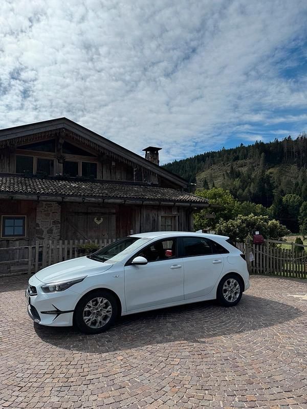 Gebraucht Kia Ceed 120 PS (88 kW) 2022 Weiß Kleinwagen