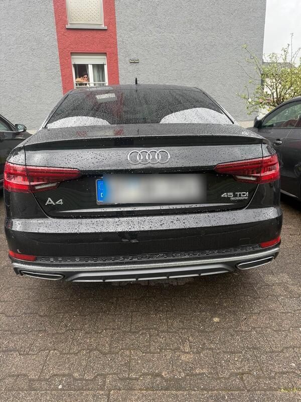 Schwarz Gebraucht 2019 Audi A4 S-Line Limousine | 33.900 € (Etwas zu teuer) - Bild 1/4