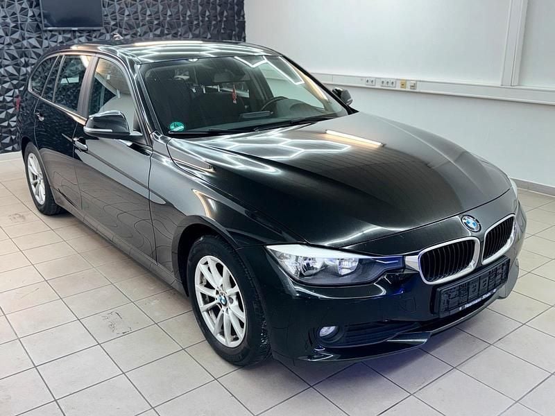 Schwarz Gebraucht 2013 BMW 318 Kombi | 5.199 € (Superpreis) - Bild 1/4