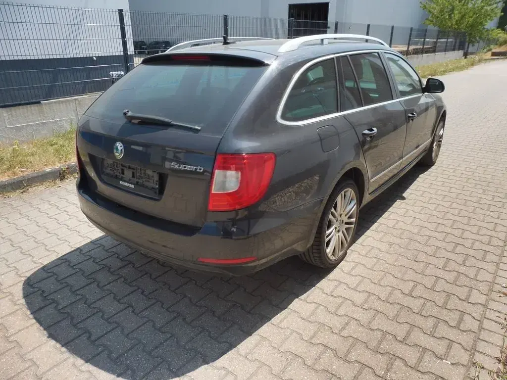 Gebraucht Skoda Superb Comfort 170 PS (125 kW) 2011 Schwarz Kombi