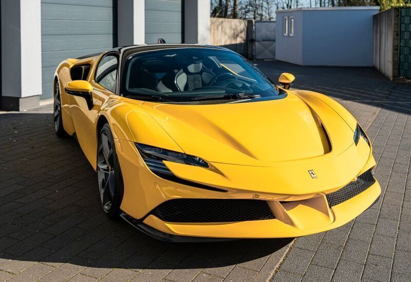 Gebraucht Ferrari SF90 2022 Gelb Cabrio