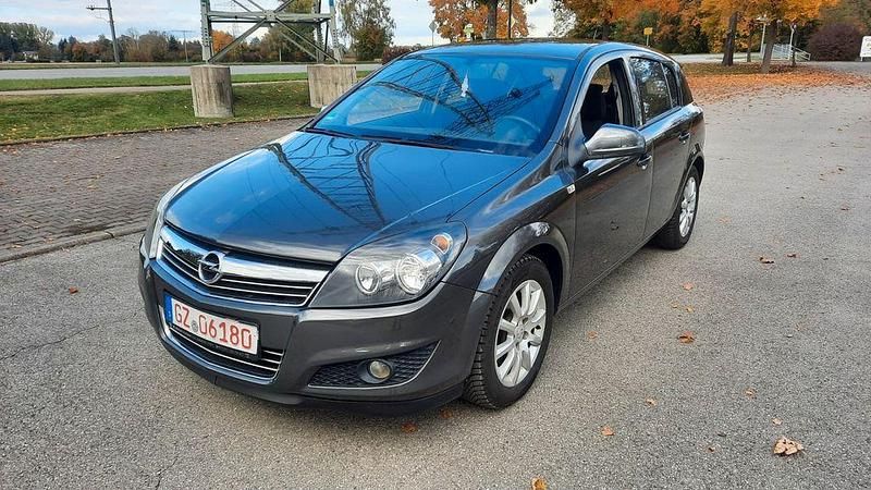 Grau Gebraucht 2012 Opel Astra Edition Limousine | 3.890 € (Superpreis) - Bild 1/4