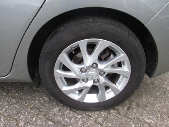 Gebraucht Toyota Auris Hybrid Edition-S 136 PS (100 kW) 2016 Titansilber Limousine