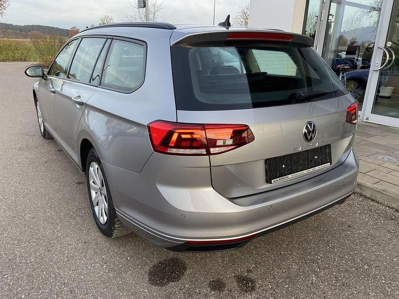 Gebraucht VW Passat 150 PS (110 kW) 2022 Silber Kombi