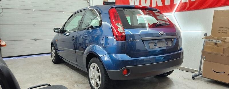 Gebraucht Ford Fiesta 60 PS (44 kW) 2006 Blau Kleinwagen