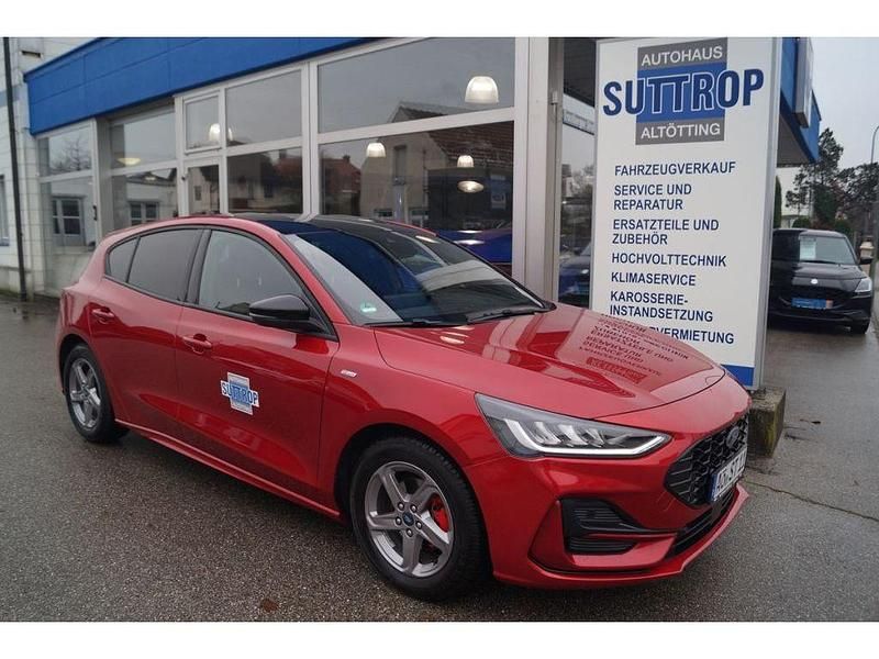 Gebraucht Ford Focus 155 PS (114 kW) 2024 Fantasticrot metallic (metallic) Limousine