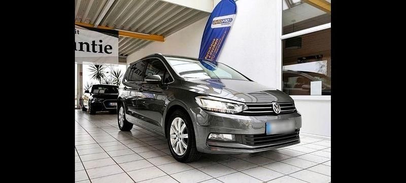 Grau Gebraucht 2017 VW Touran Highline Van / Kleinbus | 21.800 € (Fairer Preis) - Bild 1/4
