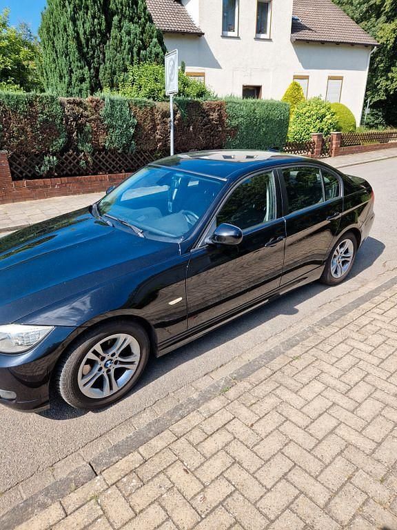 Gebraucht BMW 318 Sport Line 143 PS (105 kW) 2010 Schwarz Limousine