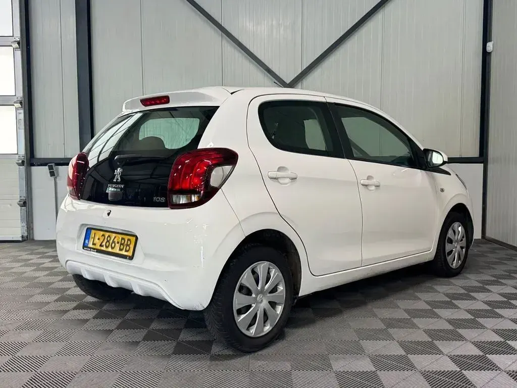 Gebraucht Peugeot 108 Active 72 PS (52 kW) 2021 Weiß Limousine