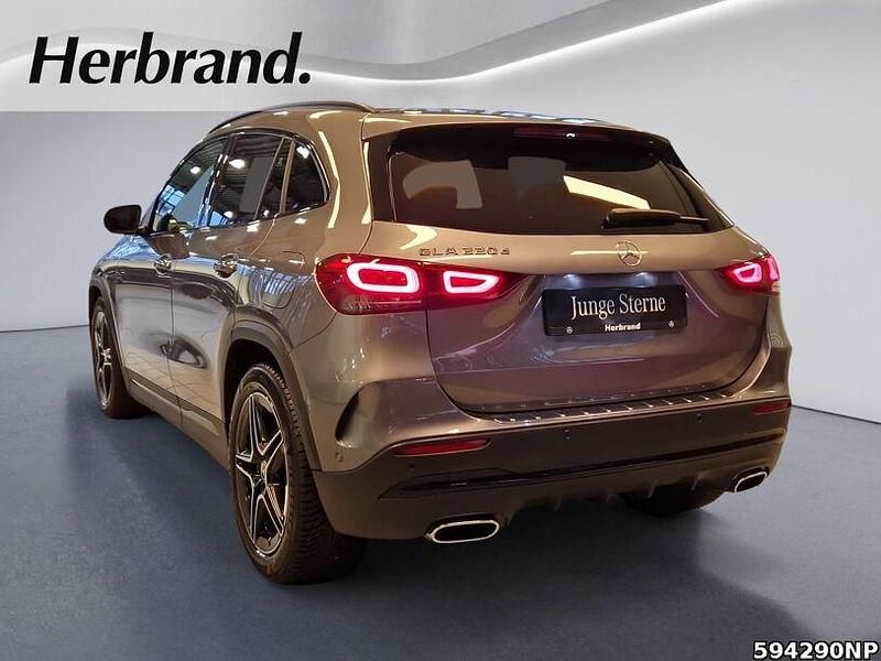 Gebraucht Mercedes GLA220 AMG 190 PS (139 kW) 2021 Metalliclack mountaingrau SUV