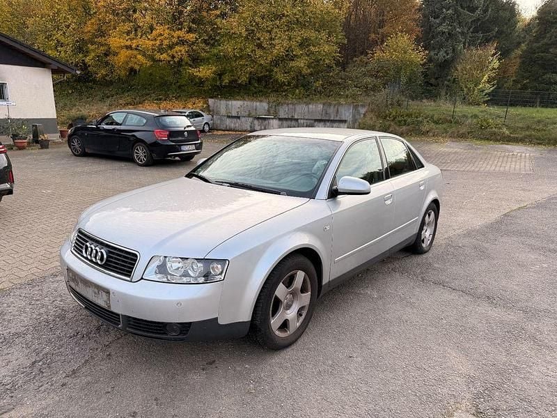 Silber Gebraucht 2001 Audi A4 Limousine | 1.950 € (Superpreis) - Bild 1/4