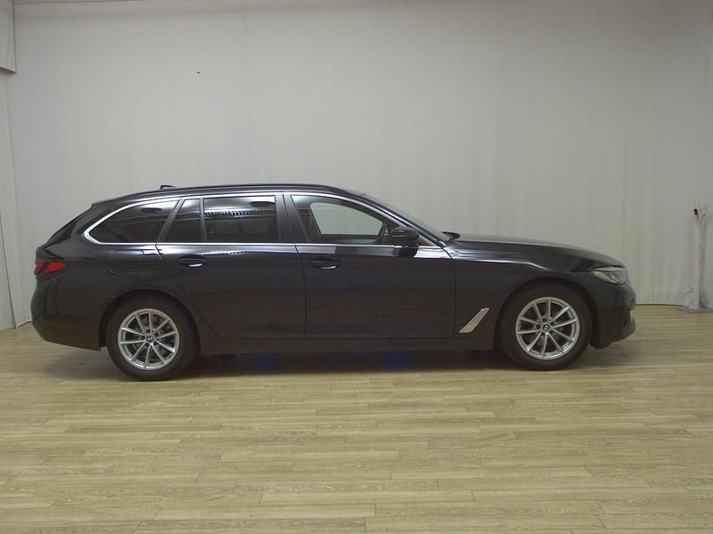 Schwarz Gebraucht 2020 BMW 520 Performance Kombi | 28.980 € (Fairer Preis) - Bild 1/4