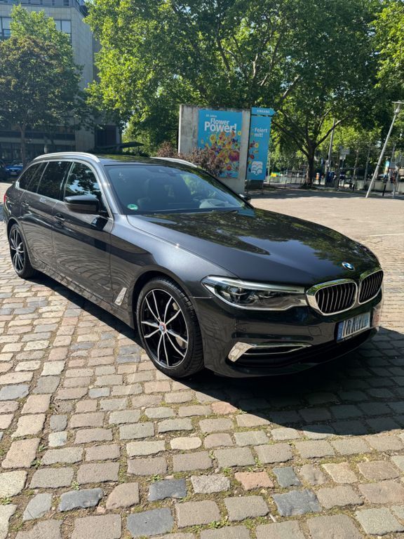 Grau Gebraucht 2019 BMW 540 Luxury Line Kombi | 28.999 € (Guter Preis) - Bild 1/4
