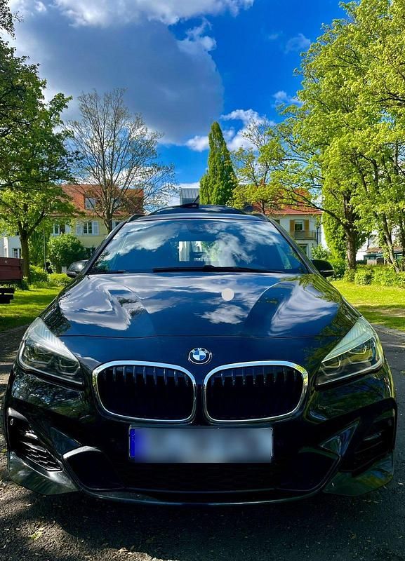 Schwarz Gebraucht 2021 BMW 218 Gran Tourer M Sport Van / Kleinbus | 19.900 € (Fairer Preis) - Bild 1/4